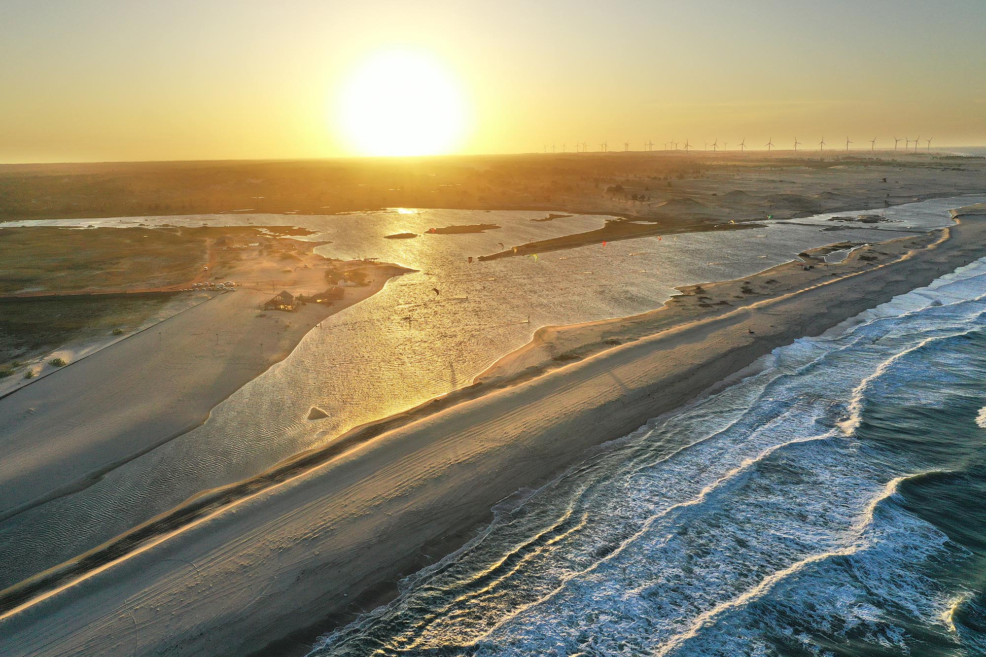 Aulas de kitesurf em Taíba, Ceará — pôr-do-sol no spot da escola